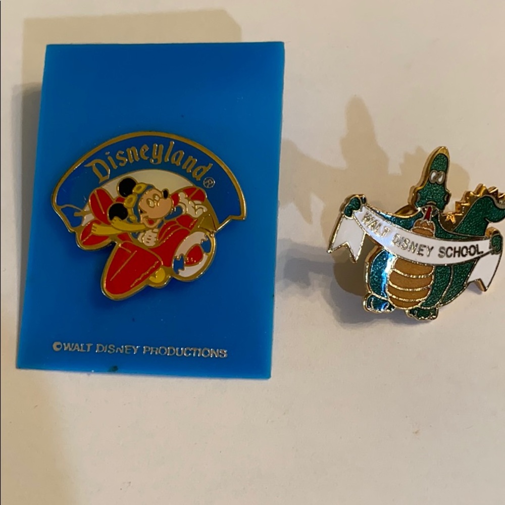 Set of 2 Disney pins